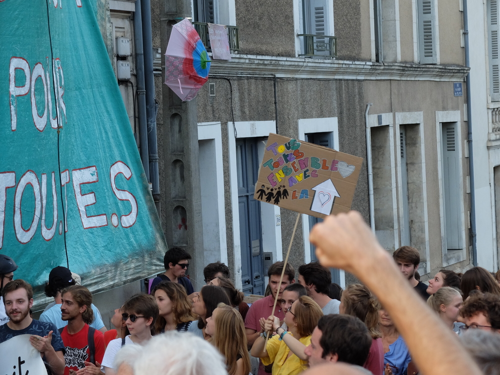 Vidéos et photos de la manifestation de soutien aux migrants de Poitiers