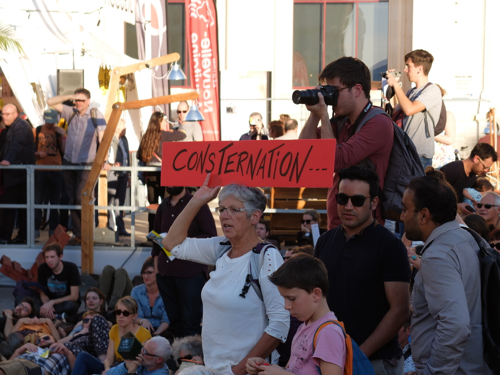 [vidéo, photos] Rassemblement pour le discours du maire E. Claeys… qui n’est pas venu