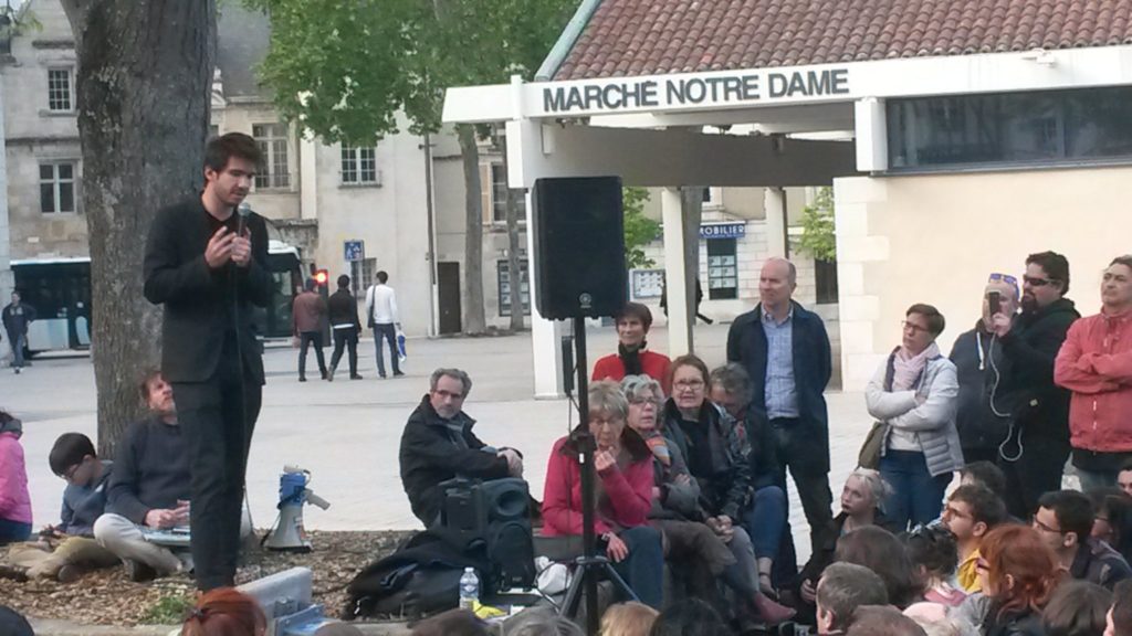 (photos) Juan Branco à Poitiers, lundi 29 avril en plein air !