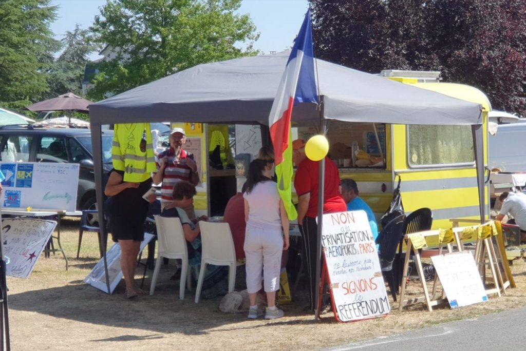 La caravane des Gilets Jaunes de Châtellerault présente à Scorbé Clairvaux sur la brocante pour la campagne referendum ADP 14/7/2019
