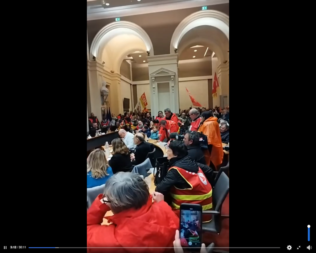 [vidéo] Prise de parole par l’intersyndicale mobilisée contre la fermeture du foyer Edith Augustin et de la crèche parentale de Poitiers