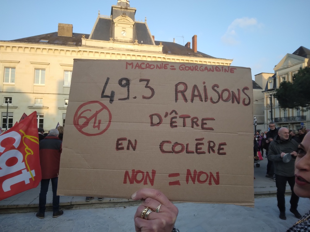 [Photos] Retraites : concert de casseroles le 17 avril 2023 devant l’hôtel de ville de Châtellerault