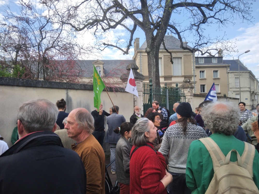 [Photos] Rassemblement du 19 avril 2023 à 18 heures devant la sous-préfecture de Châtellerault pour protester contre le projet de dissolution de Soulèvement de la Terre