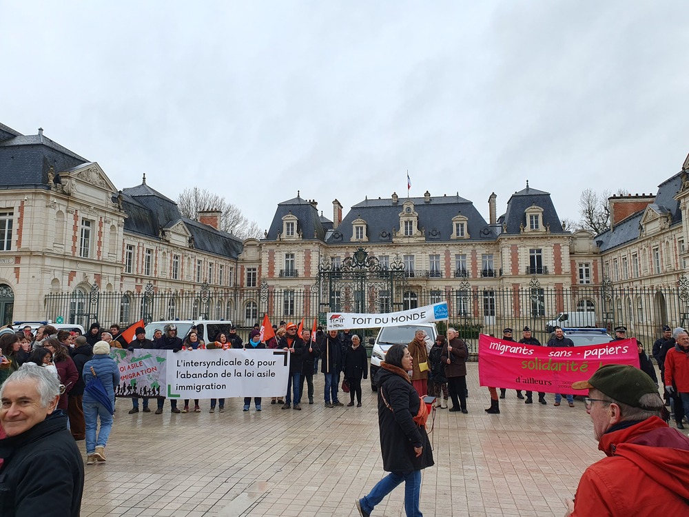 [Photos-Vidéos] Darmanin met Poitiers dans la rue