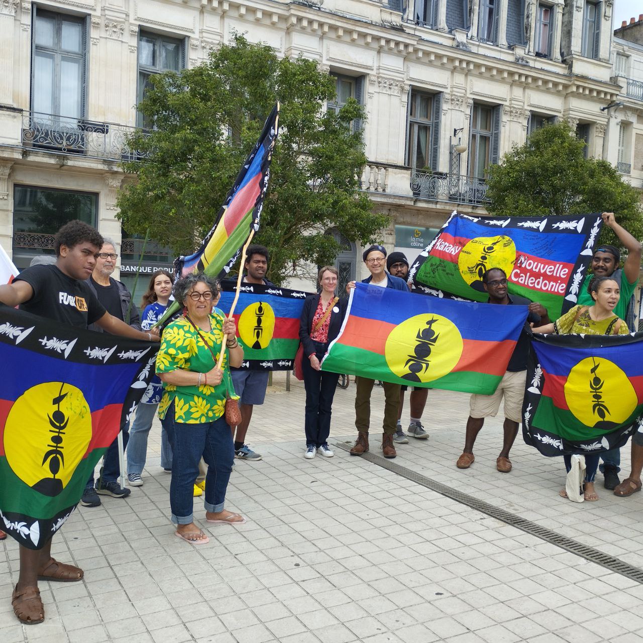 [Photos] Rassemblement Kanaky à Poitiers – l'actualité rouge et verte ...