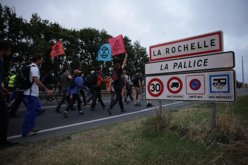 [photos] Communiqué. Blocage surprise du port de la Rochelle par un convoi de tracteur anti-bassine