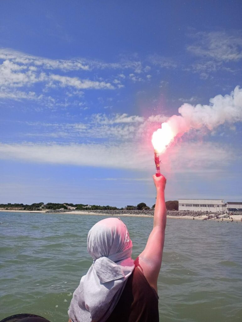 [photos, vidéo] Communiqué BNM, Extinction Rébellion, Soulèvements de la terre – Depuis la terre et la mer, 10 000 personnes, tracteurs et bateaux manifestent et bloquent massivement le port industriel de la Pallice