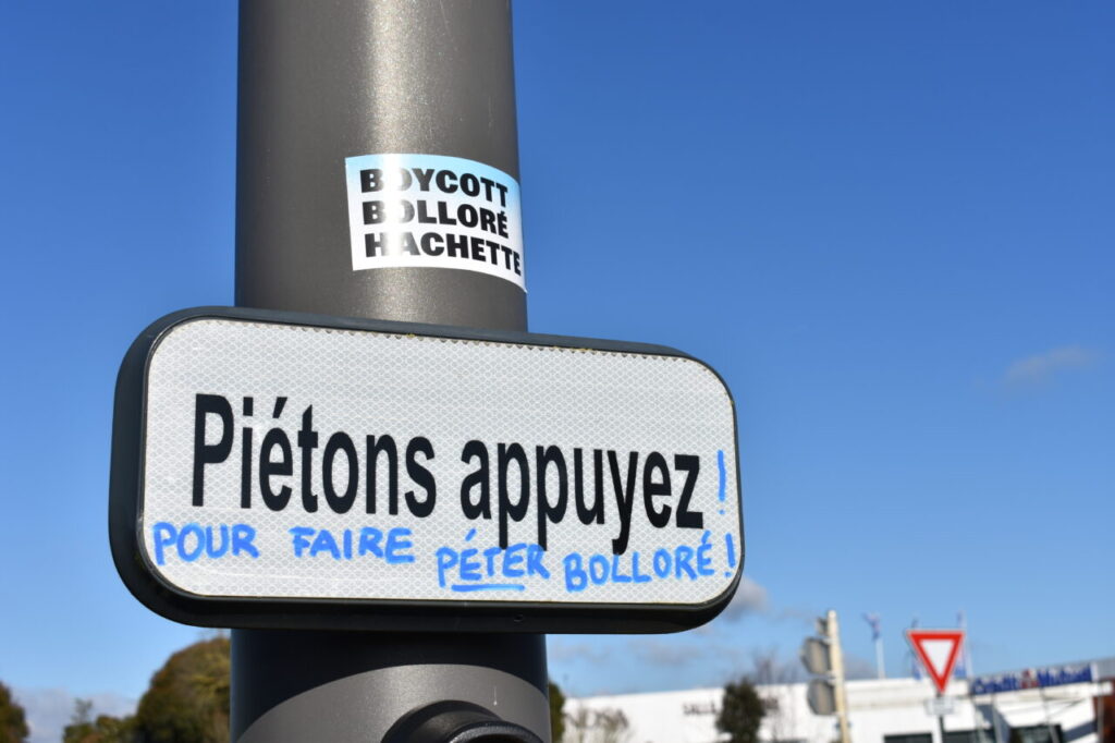 [Plus de photos] Chasseneuil-du-Poitou, plus de 300 personnes mobilisées contre « l’empire Bolloré »