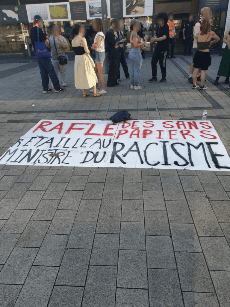 [photos] Rassemblement contre les rafles Retailleau devant la gare de Poitiers