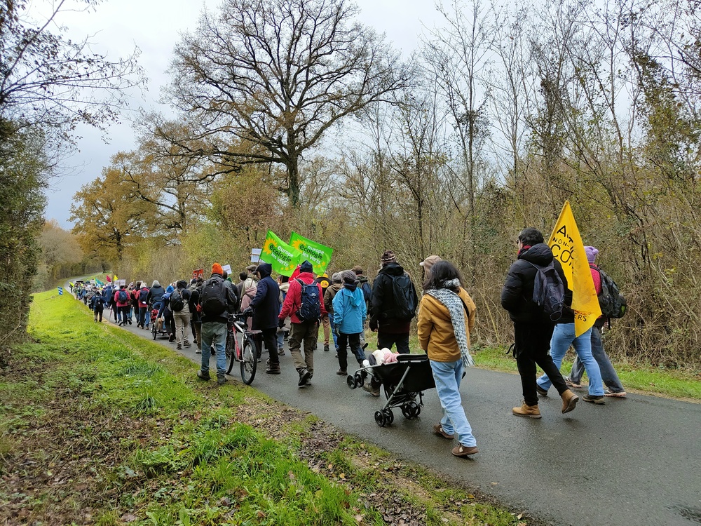 [photos, vidéos] Manifestation contre la ferme-usine des 150 000 poulets à Celle-Lévescault