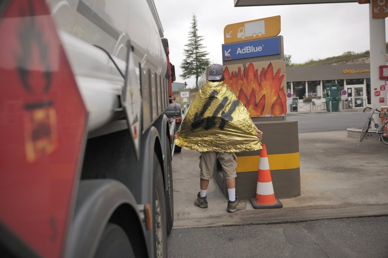Poitiers, 60 cyclistes redécorent une station Total pour visibiliser les responsables de l’urgence climatique